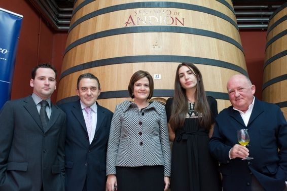 Mikel Velasco, Jose Manuel Plo, Anabel Hern†ndez, Amai Rodriguez y Juan Ignacio Velasco De izda a dcha: Mikel Velasco, Jose Manuel Plo, Anabel Hern†ndez, Amai Rodriguez y Juan Ignacio Velasco en bodegas Señorío de Andión