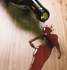 vino y mujer brinda con vino en el centenario del día internacional de la mujer