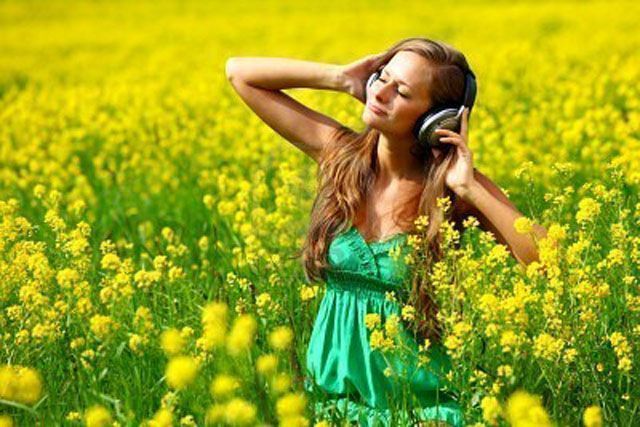 mujer escuchando podcast gastronomicos