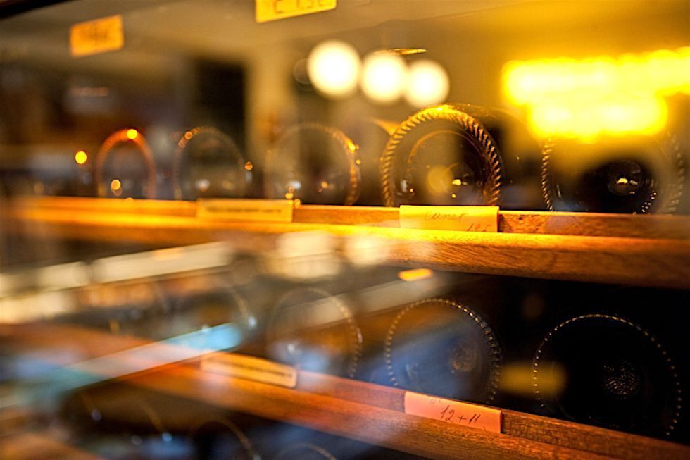 Interior de una vinoteca, como guardar los vinos