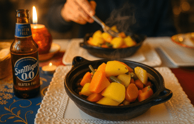 Tajine de verduras servido con cerveza sin alcohol en un restaurante marroquí