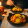 Tajine de verduras servido con cerveza sin alcohol en un restaurante marroquí