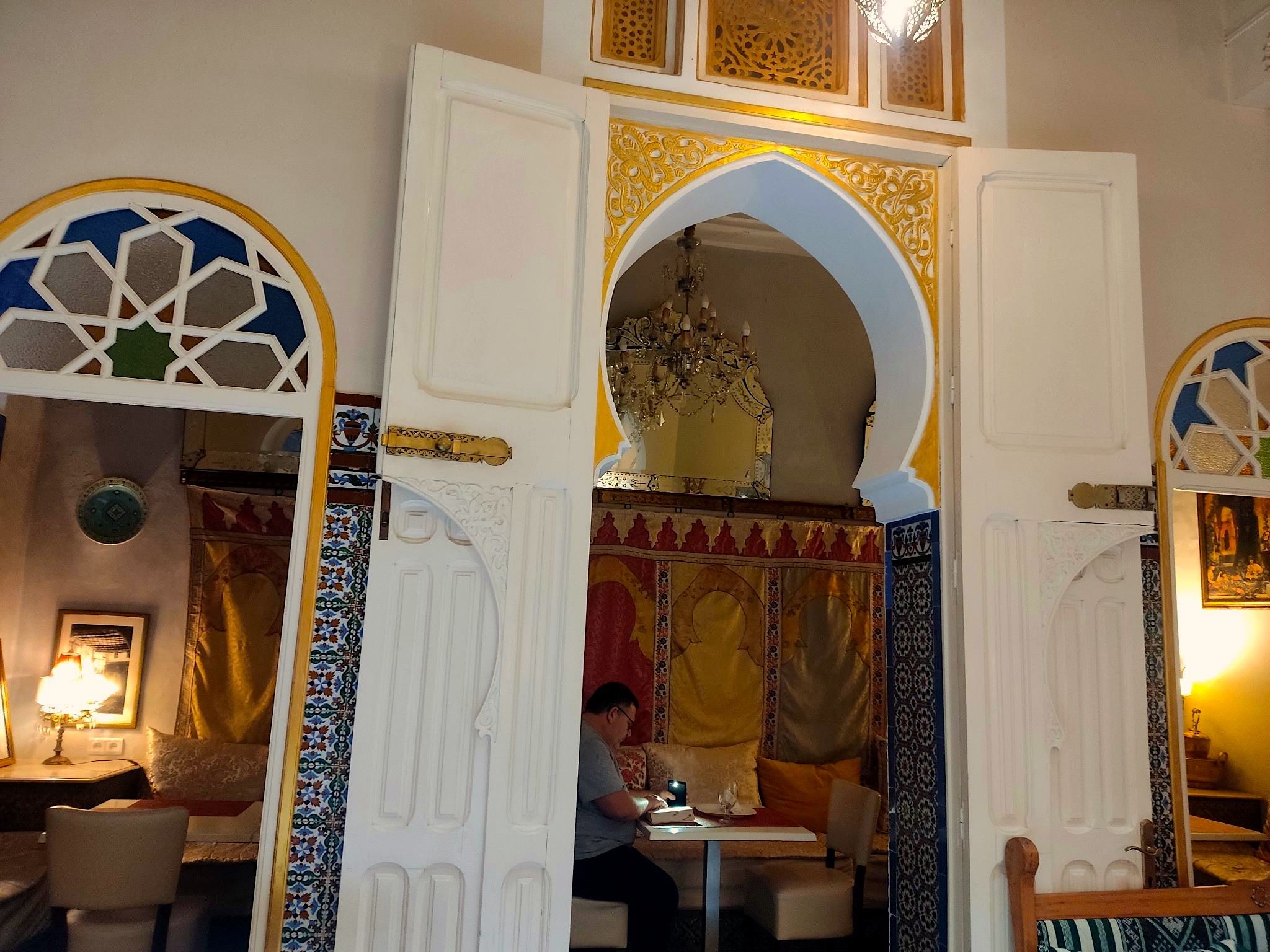 Interior de un restaurante tradicional marroquí con decoración rifeña